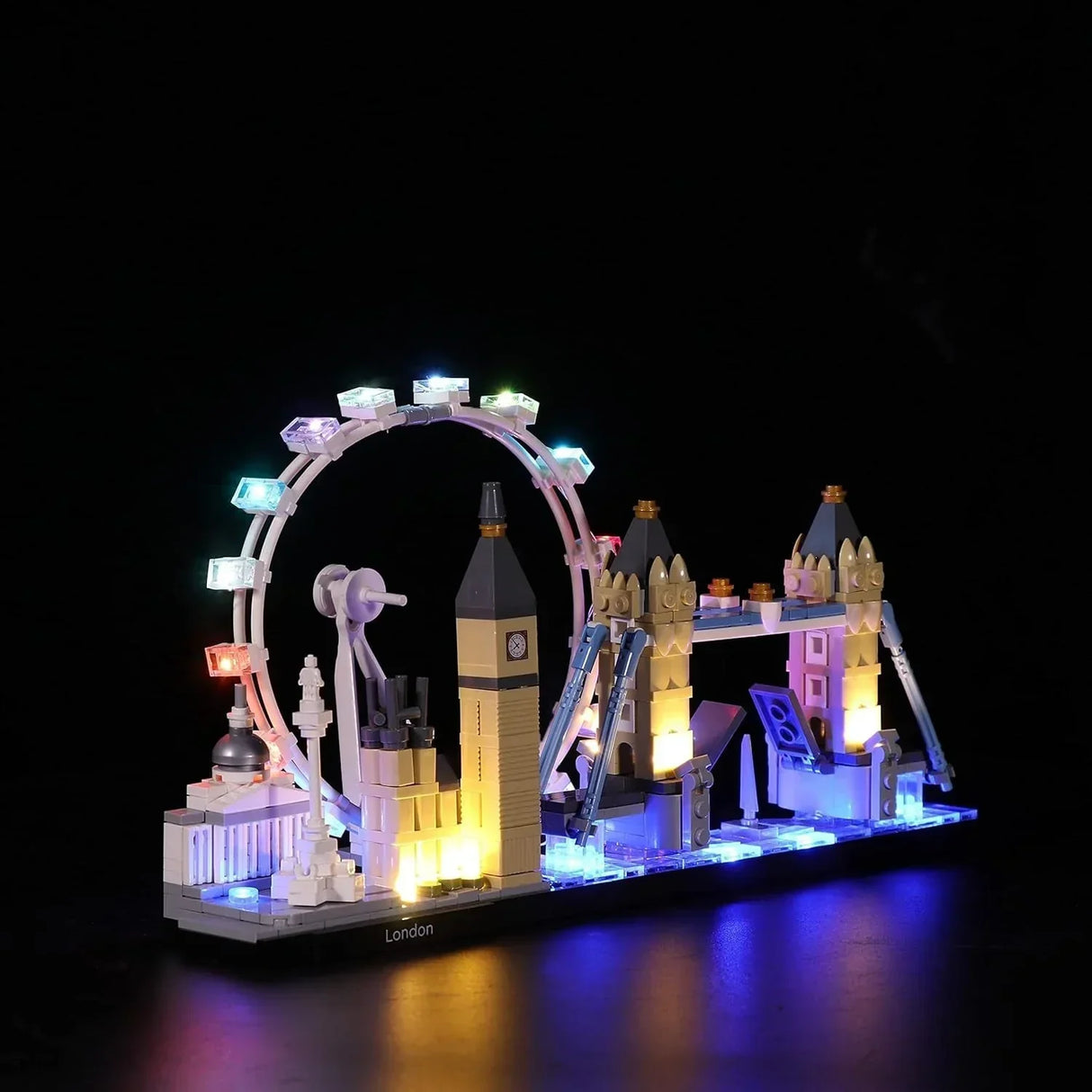 Schräge Seitenansicht des LEGO London Sets mit LED-Beleuchtungsset, das die Tower Bridge und das London Eye im Dunkeln illuminiert.