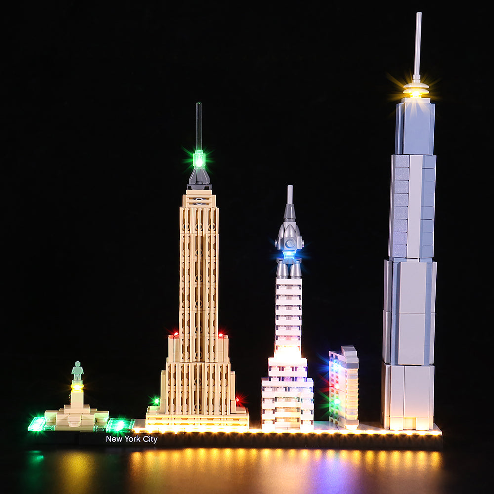 Frontansicht der beleuchteten LEGO New York City Skyline 21028 mit farbigen LED-Lichtern am Empire State Building, Chrysler Building und One World Trade Center.