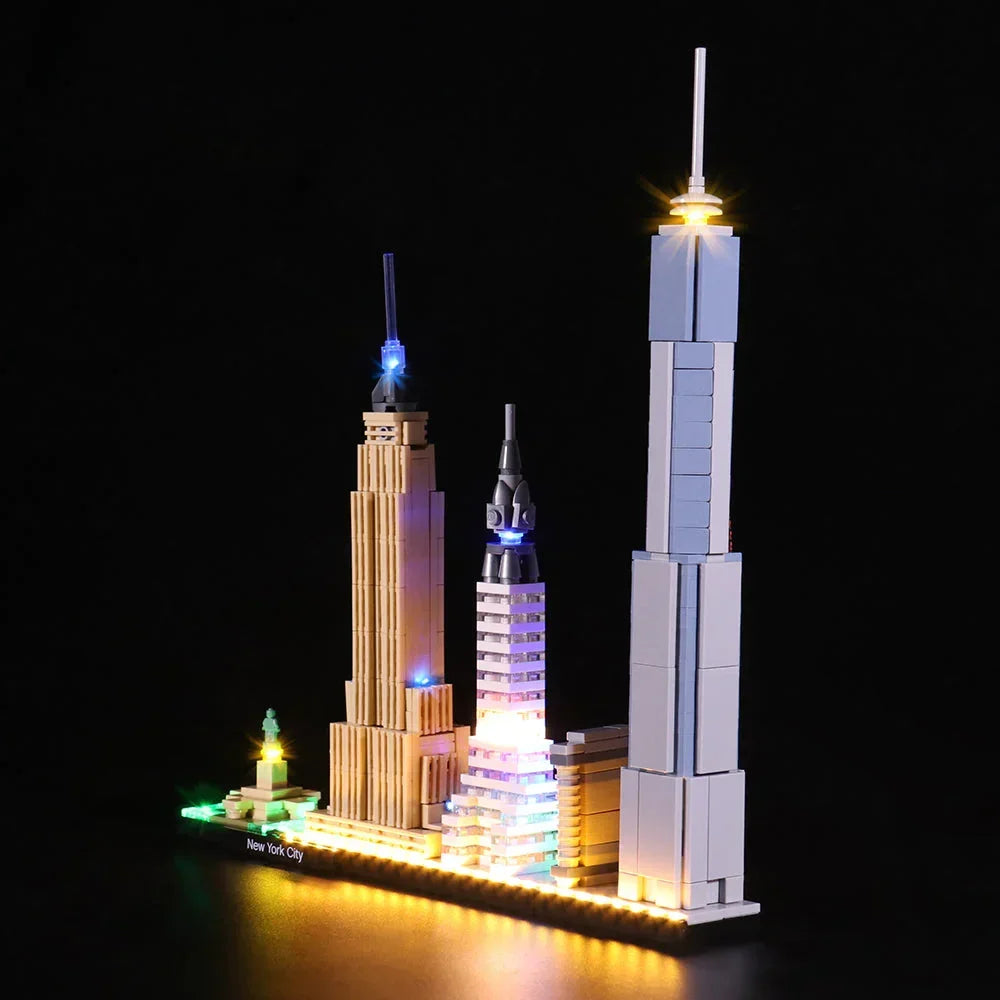 LEGO 21028 New York City Skyline-Bausatz mit installiertem LED-Beleuchtungsset vor schwarzem Hintergrund, Ansicht von rechts.