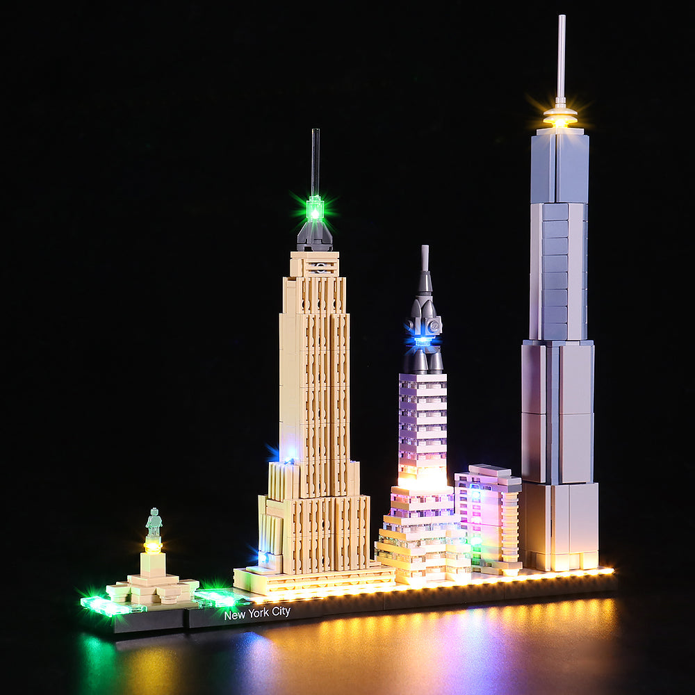 Komplettes LEGO Architecture New York City Set mit stimmungsvoller LED-Beleuchtung in einer leicht erhöhten Frontalansicht.