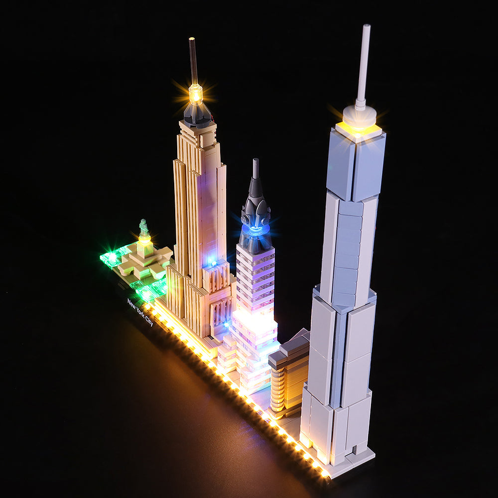 LEGO Architecture New York City 21028 Skyline-Modell in der Schrägansicht von oben mit leuchtendem LED-Lichtkit bei Nacht.