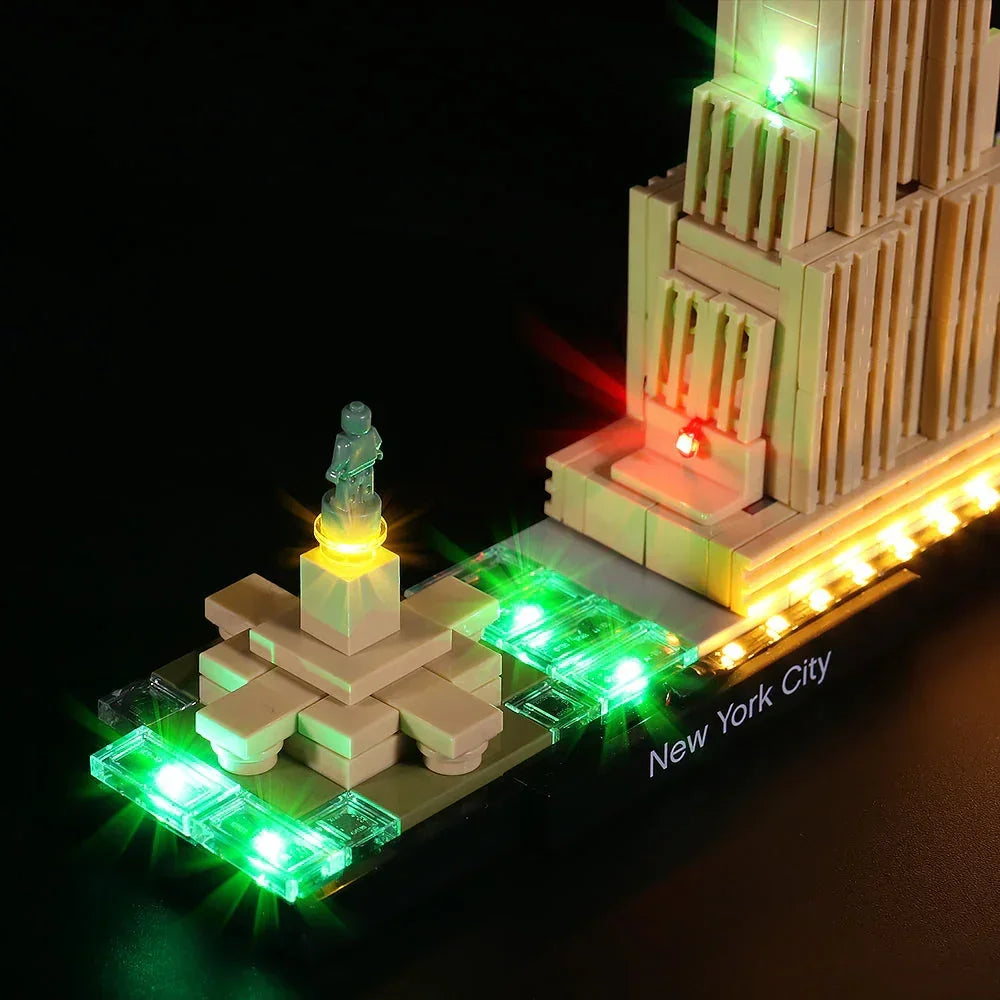 Detailansicht der grünen LED-Bodenlichter an der Freiheitsstatue und der Basis des Empire State Buildings aus dem LEGO New York City Skyline Set.