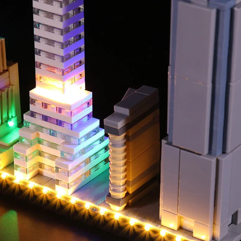 Nahaufnahme der LED-Beleuchtung für das LEGO Architecture New York City Set 21028 mit Fokus auf das beleuchtete Chrysler Building und das Flatiron Building.