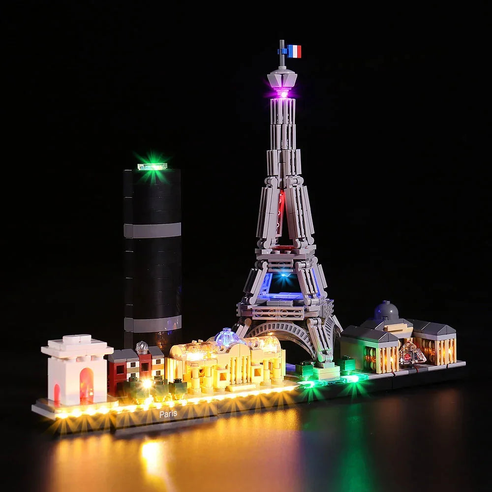 Beleuchtetes Lego Architektur Set der Pariser Skyline mit Eiffelturm vor schwarzem Hintergrund