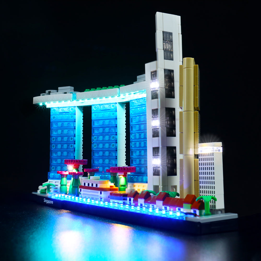 Beleuchtetes Lego Architektur Modell der Skyline von Singapur vor schwarzem Hintergrund