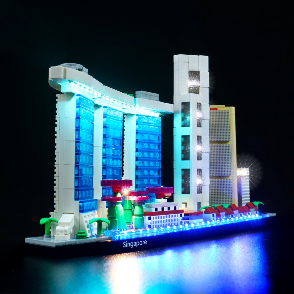 Beleuchtetes Lego Modell der Skyline von Singapur vor schwarzem Hintergrund