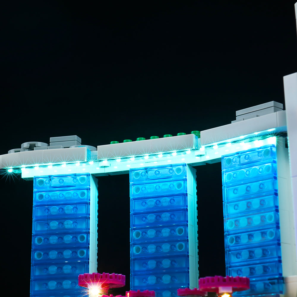 Beleuchtetes Lego Modell des Marina Bay Sands Hotels vor schwarzem Hintergrund