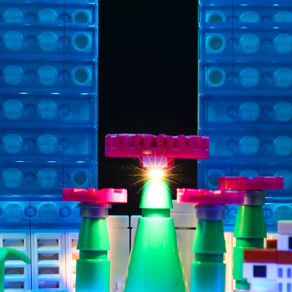 Blaue Bausteinwände mit pinkfarbenen Elementen und einer hellen Lichtquelle in der Mitte