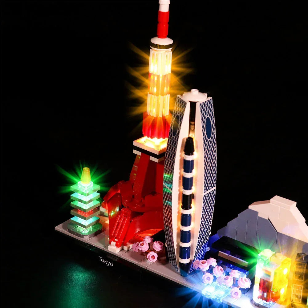 Beleuchtetes Lego Modell der Skyline von Tokio mit Tokyo Tower und Kirschblüten