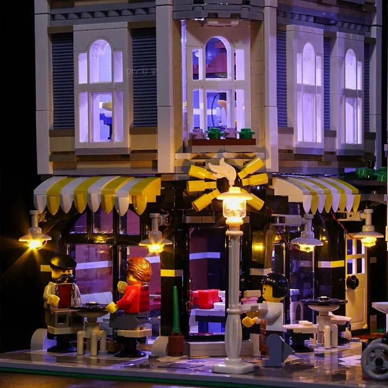 Beleuchtetes Lego Gebaeude mit Minifiguren in einem Strassencafé