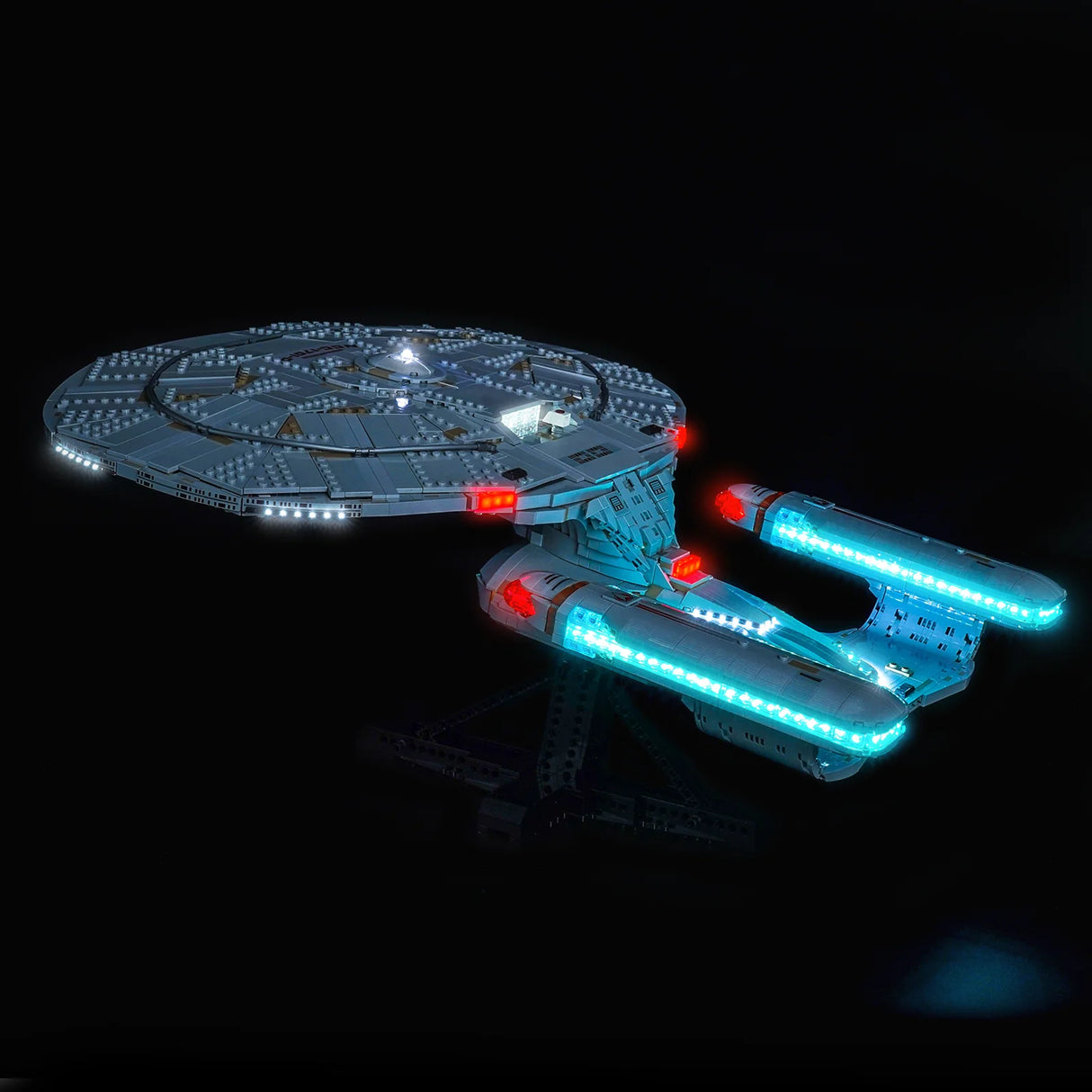Beleuchtetes Modell der USS Enterprise aus Star Trek auf schwarzem Hintergrund