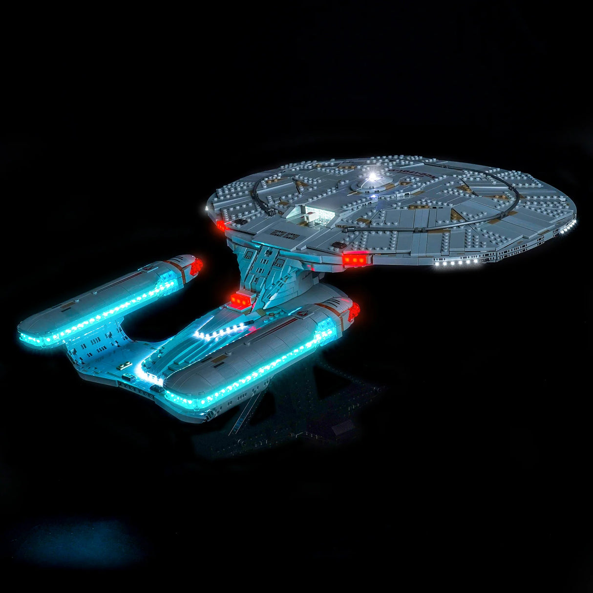 Beleuchtetes Lego Star Trek Raumschiff auf schwarzem Hintergrund