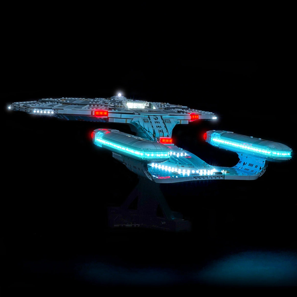 Beleuchtetes Modell der USS Enterprise aus Star Trek in der Dunkelheit