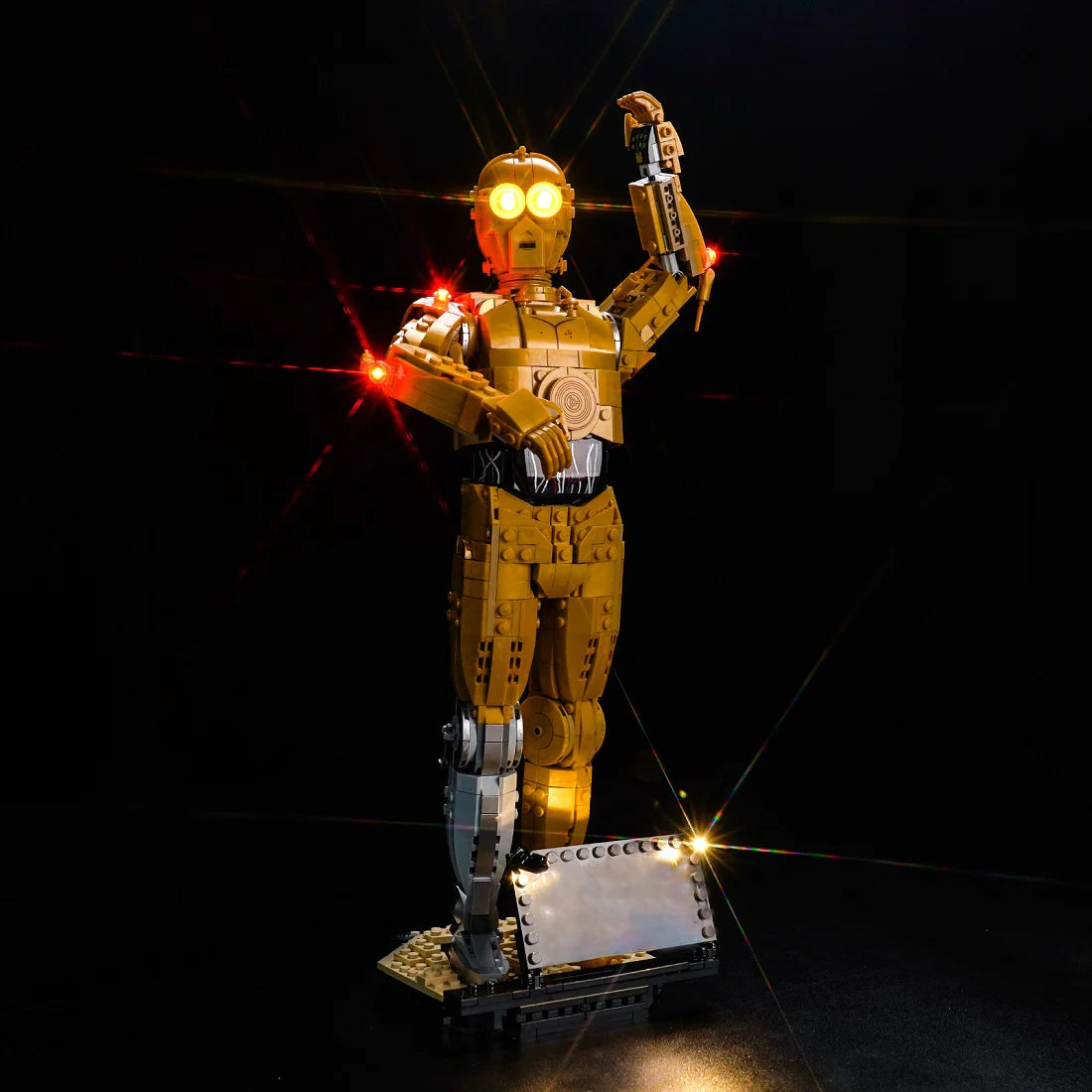 Beleuchtete C-3PO Lego Figur vor schwarzem Hintergrund