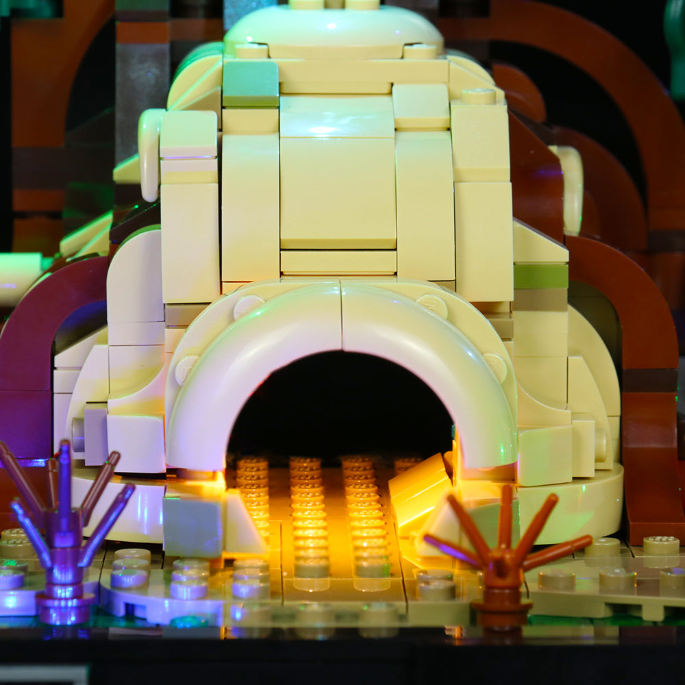 Beleuchteter Eingang einer Lego Hütte mit gelbem Licht