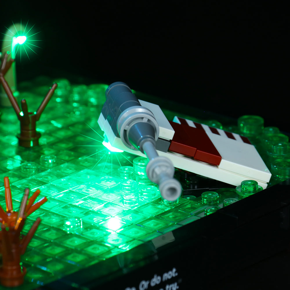 Beleuchtetes Lego Modell eines Raumschiffs auf einer grünen Basisplatte