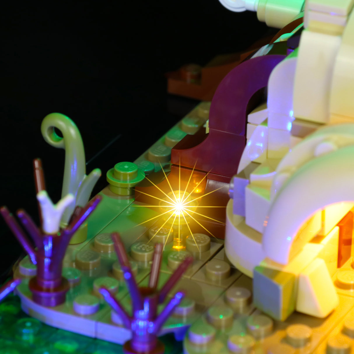 Beleuchtetes Lego Modell mit leuchtenden Details in einer dunklen Umgebung