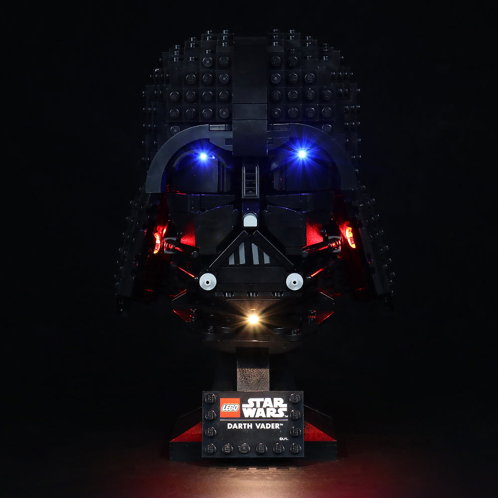 Beleuchteter Lego Star Wars Darth Vader Helm auf einem schwarzen Sockel vor dunklem Hintergrund