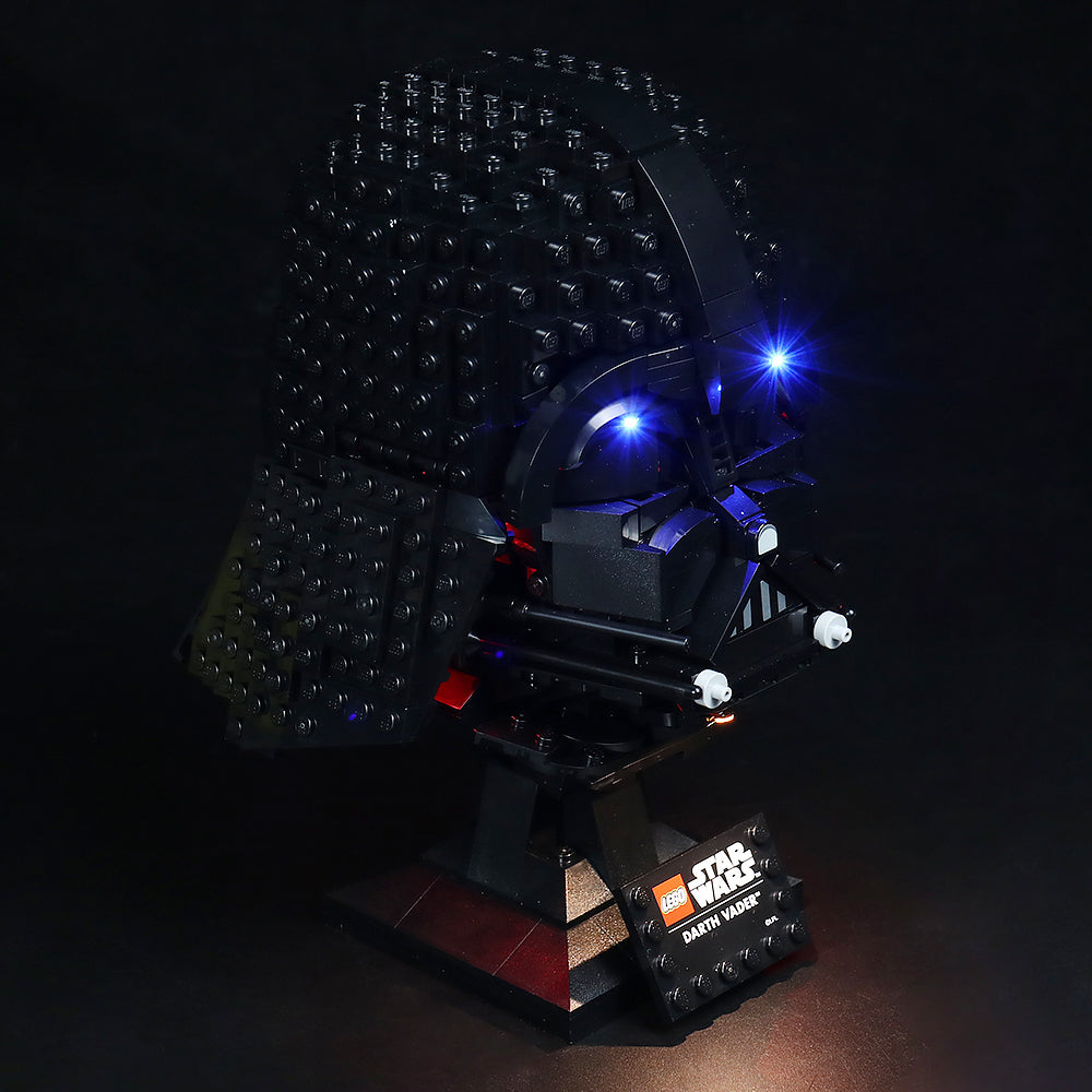 Lego Darth Vader Helm mit blauer LED Beleuchtung auf einem schwarzen Sockel