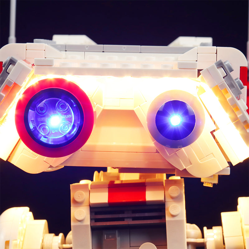 Nahaufnahme eines Lego Roboterkopfes mit leuchtenden blauen Augen und weißer Beleuchtung