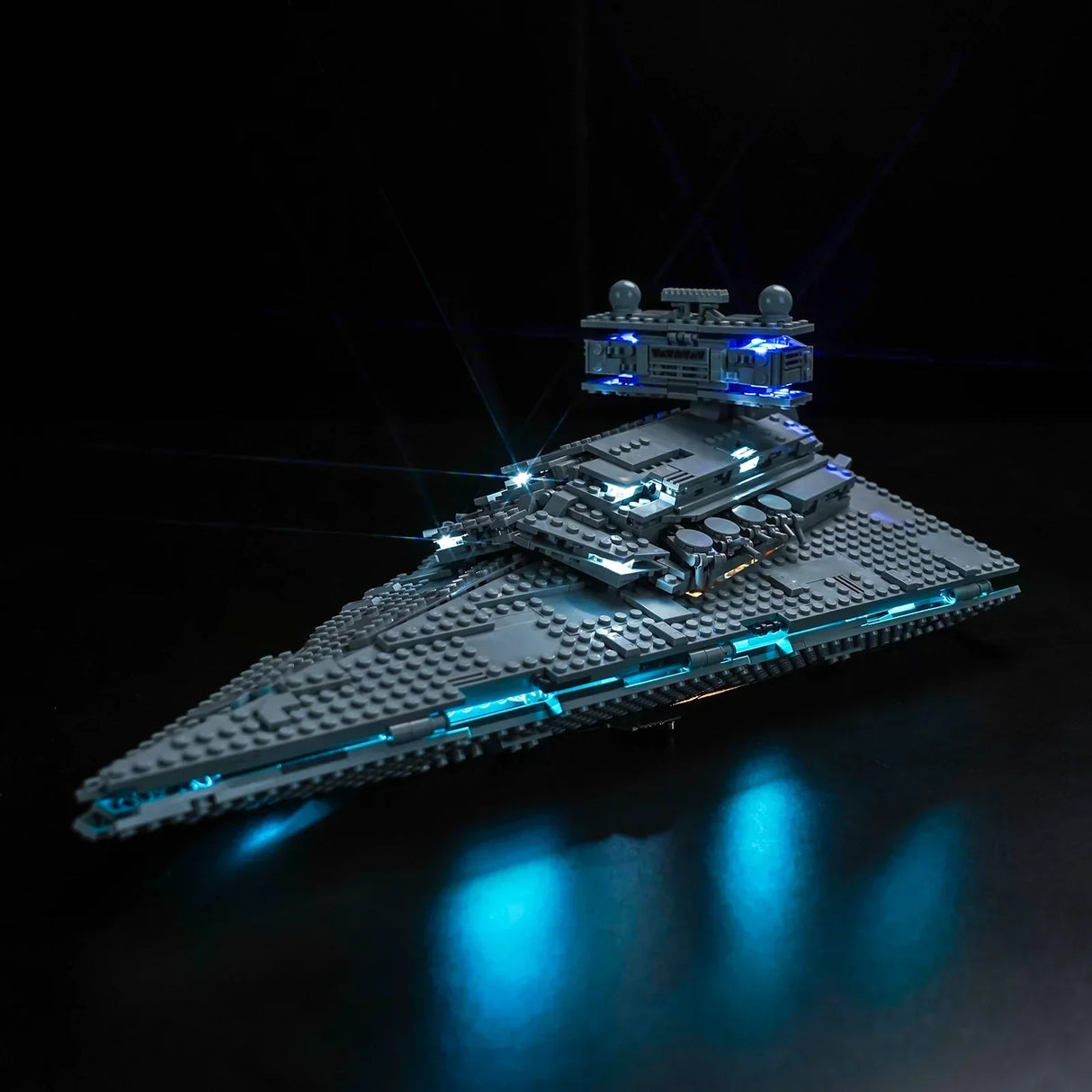 Beleuchtetes Lego Sternzerstörer Modell vor schwarzem Hintergrund