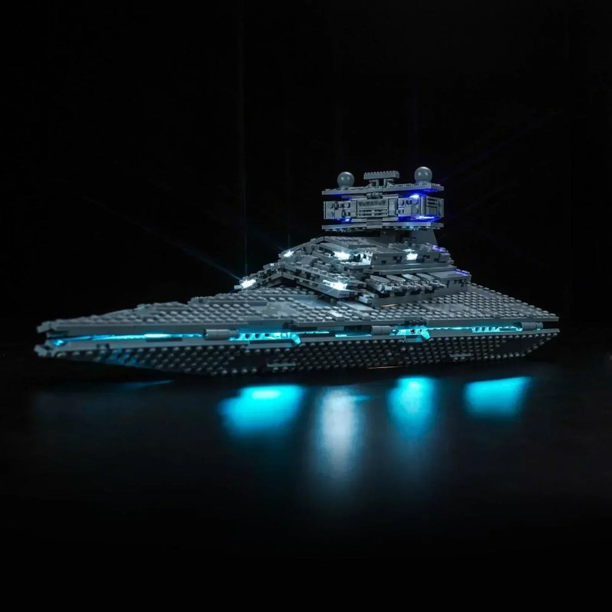 Beleuchtetes Lego Sternenzerstörer Modell vor schwarzem Hintergrund