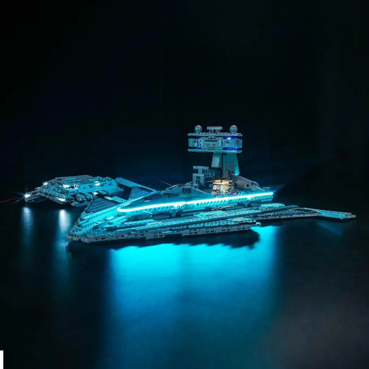 Beleuchtetes Lego Sternenzerstörer Modell vor schwarzem Hintergrund