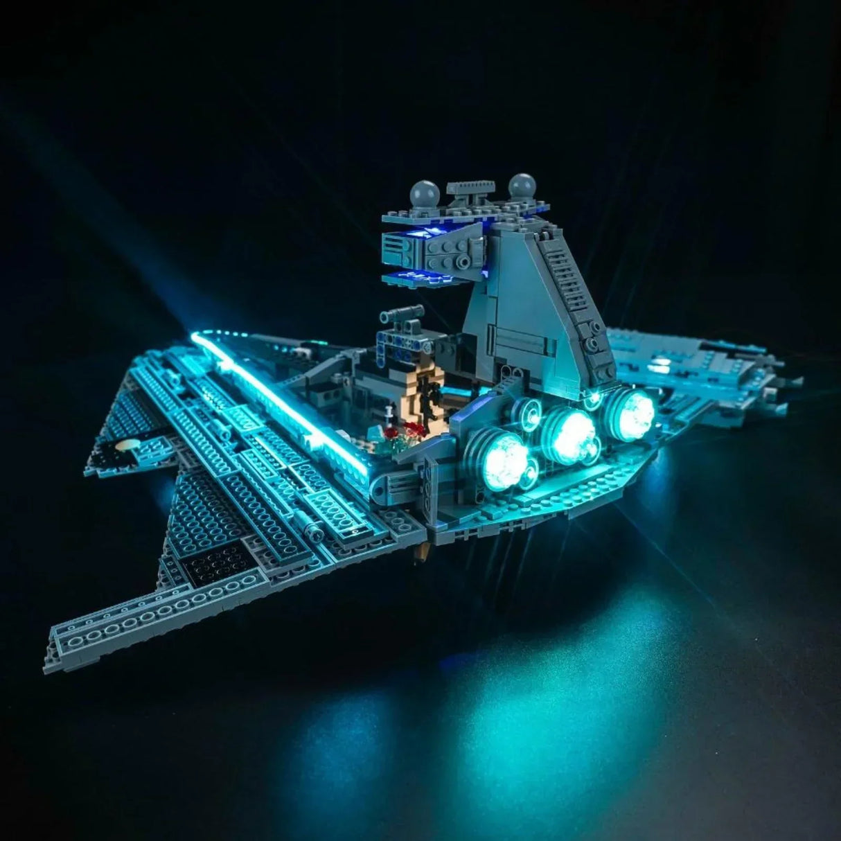Beleuchtetes Lego Sternenzerstörer Modell vor schwarzem Hintergrund
