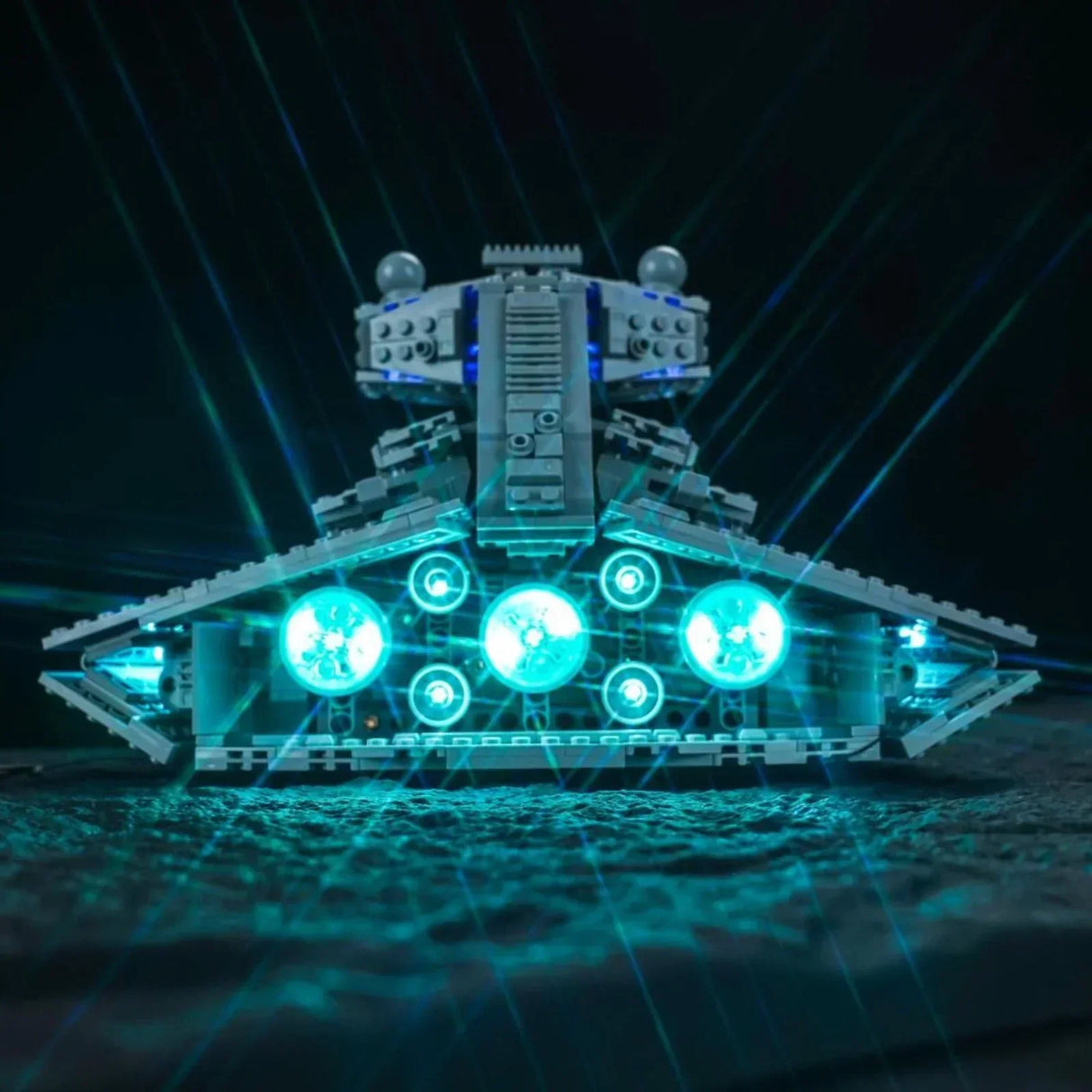 Lego Sternzerstörer Modell mit blauer LED Beleuchtung von hinten