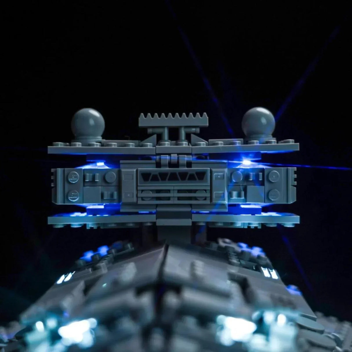 Lego Sternzerstörer Modell mit blauer LED Beleuchtung vor schwarzem Hintergrund