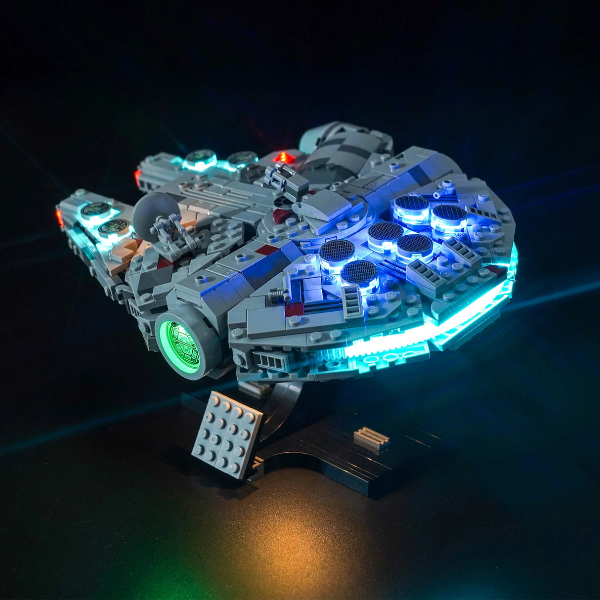 Beleuchtetes Lego Modell des Millennium Falken auf einem schwarzen Ständer