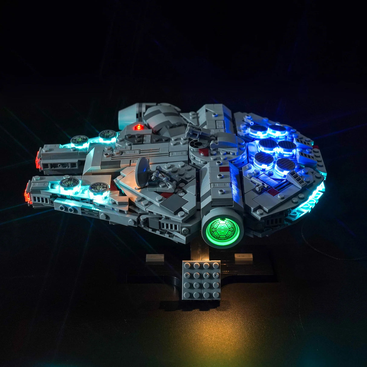 Beleuchtetes Lego Modell des Millennium Falken vor schwarzem Hintergrund