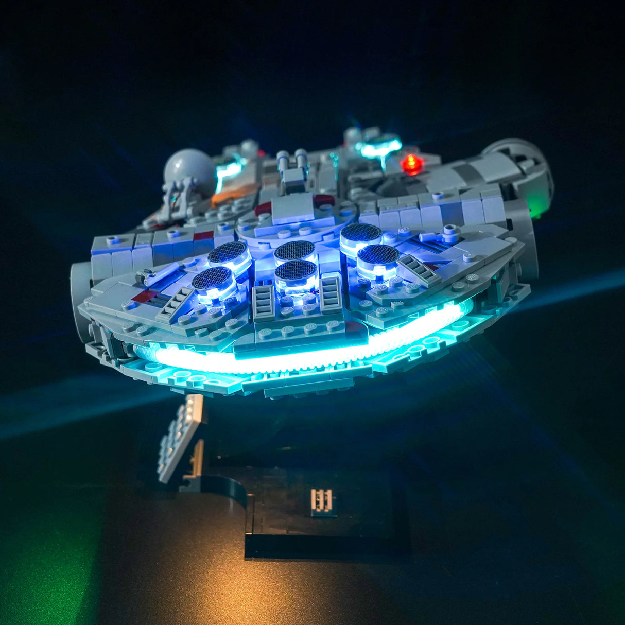Beleuchtetes Lego Modell des Millennium Falken vor dunklem Hintergrund
