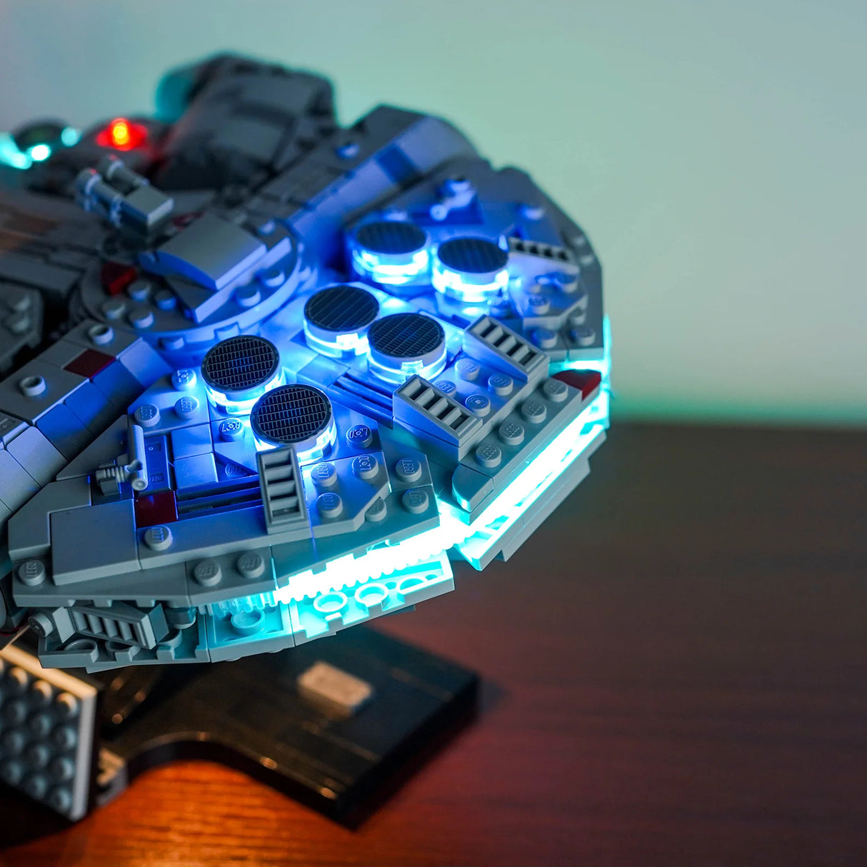Beleuchtetes Lego Modell des Millennium Falken auf einem Ständer