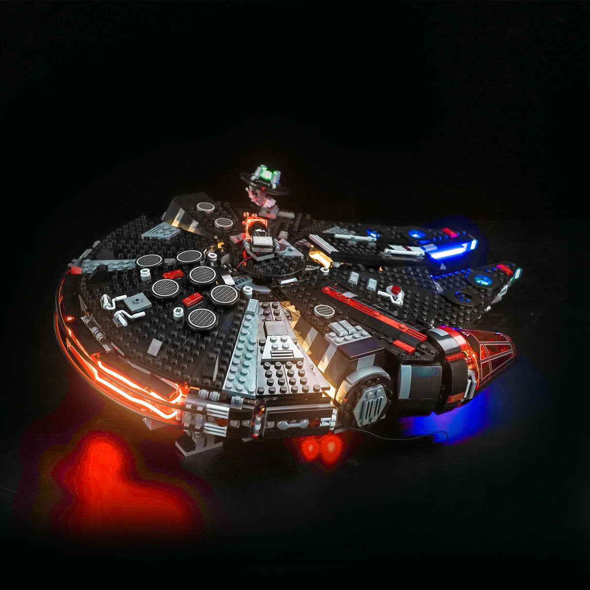 Beleuchtetes Lego Modell des Millennium Falken vor schwarzem Hintergrund