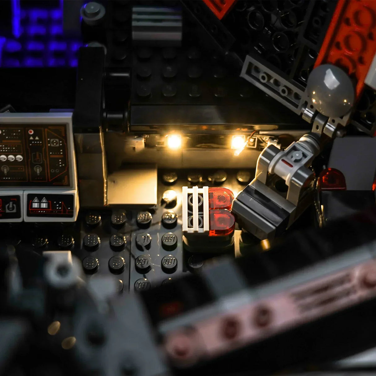 Beleuchtetes Cockpit eines Lego Raumschiff Modells mit Steuerkonsole