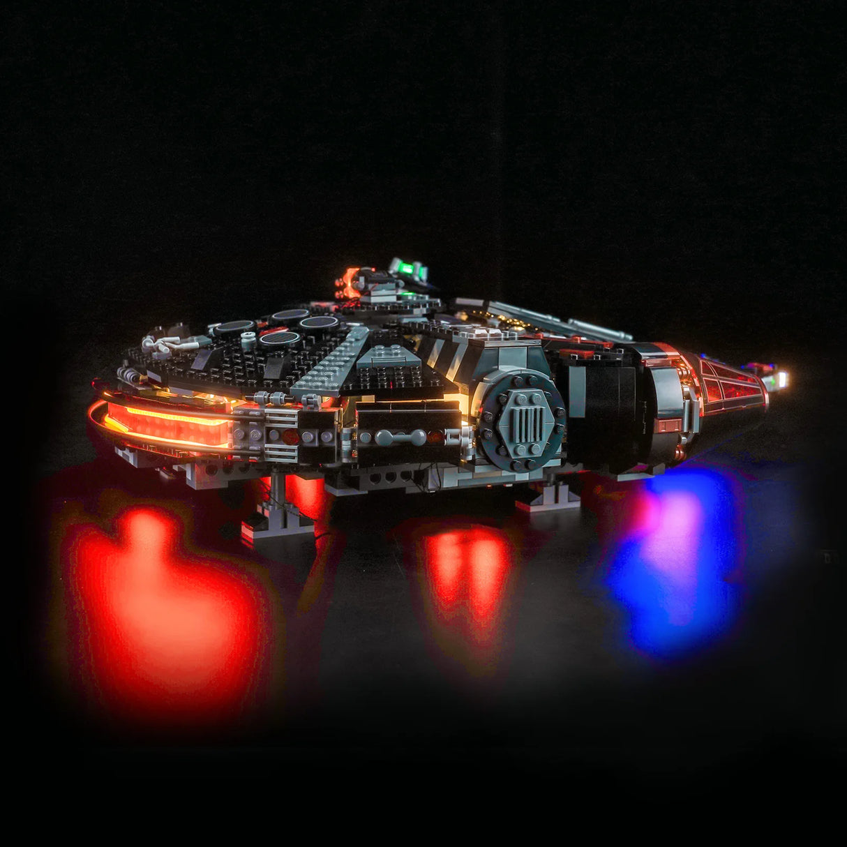 Beleuchtetes Lego Modell des Millennium Falken vor schwarzem Hintergrund