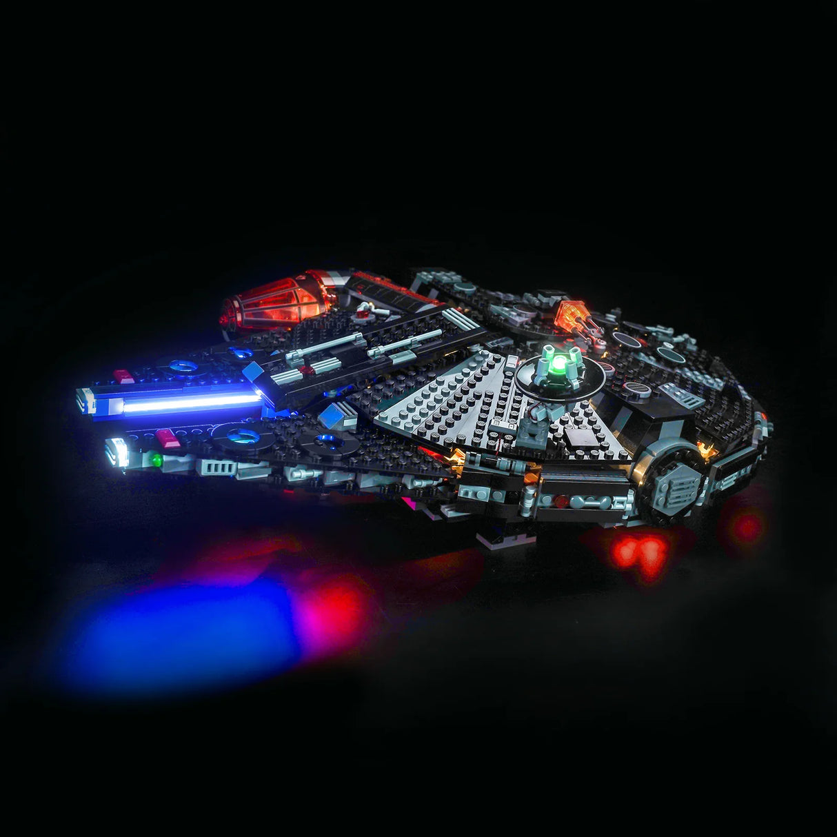 Beleuchtetes Lego Modell des Millennium Falken vor schwarzem Hintergrund