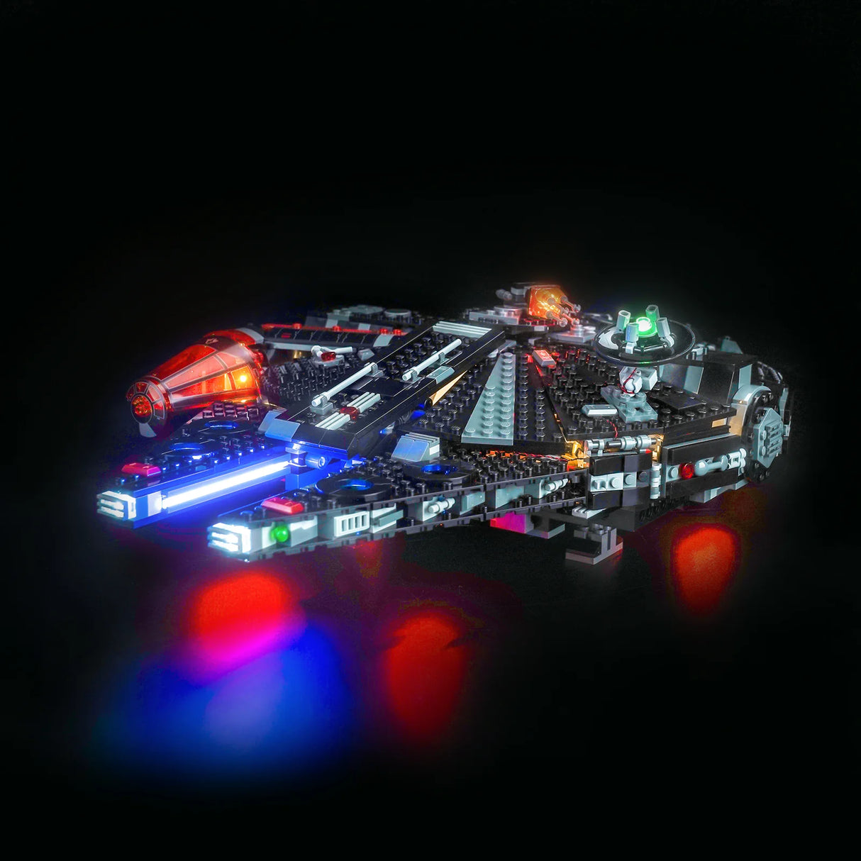 Beleuchtetes Lego Modell des Millennium Falken vor schwarzem Hintergrund