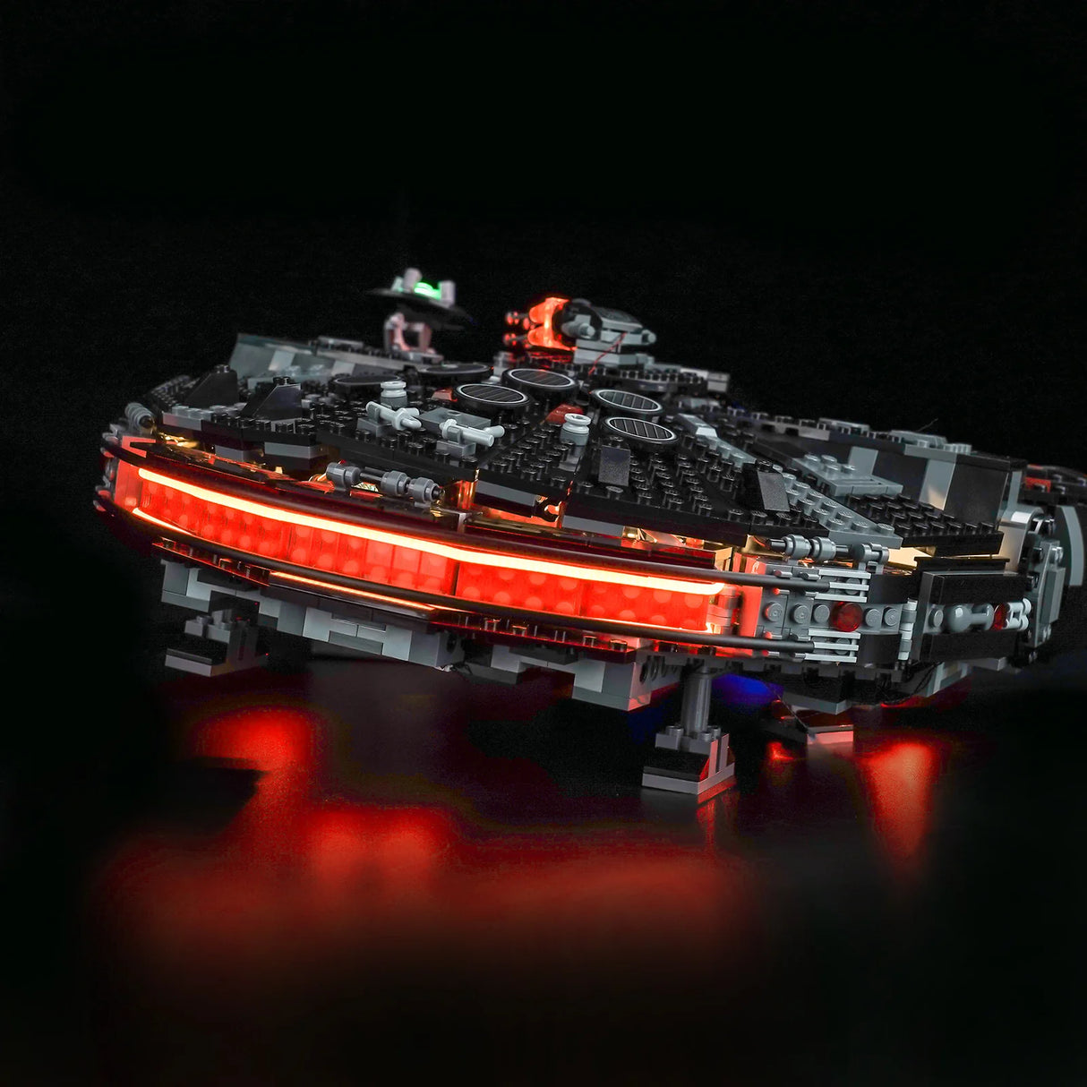 Lego Modell des Millennium Falcon mit roter LED Beleuchtung vor schwarzem Hintergrund