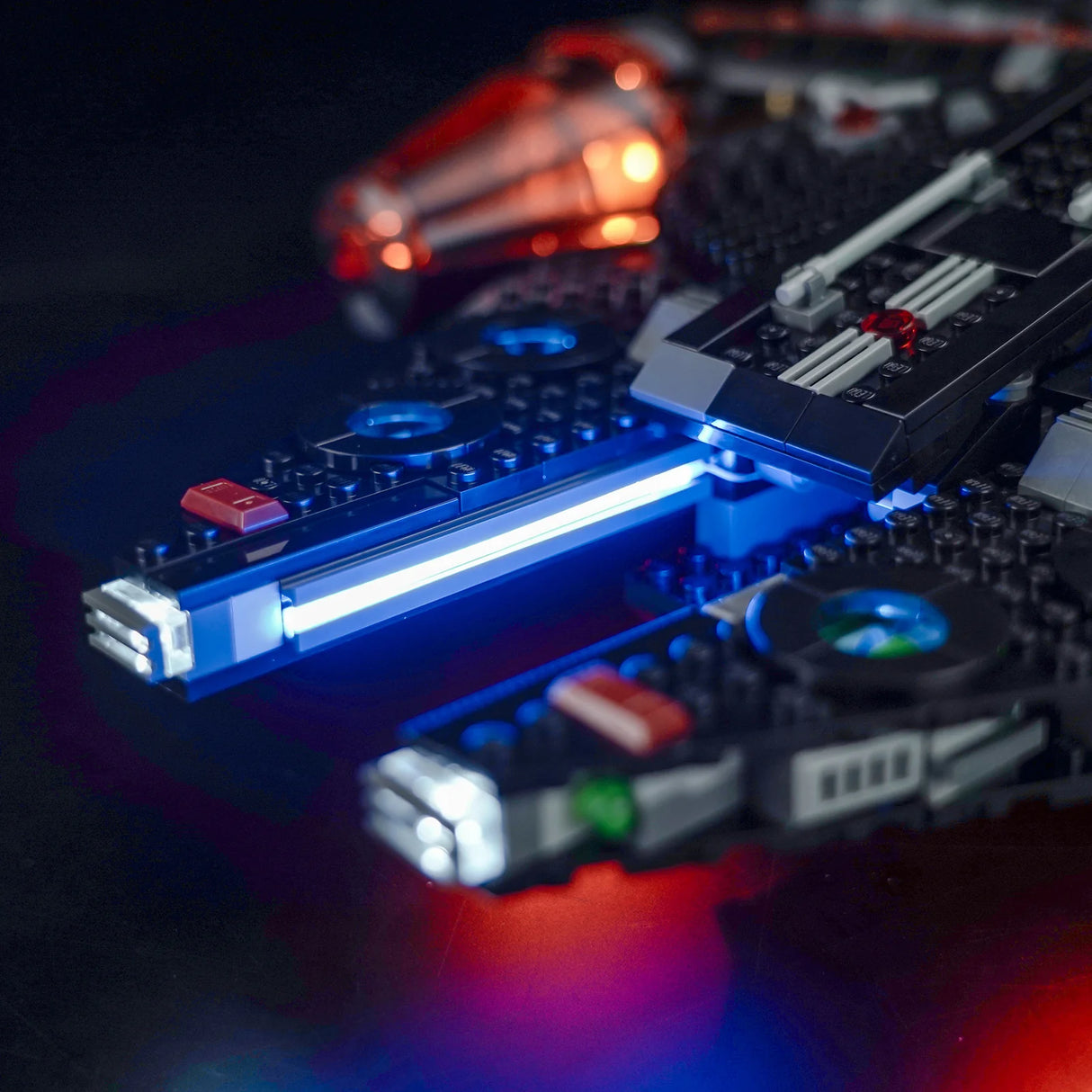 Detailansicht eines Lego Raumschiffmodells mit blauer und roter LED Beleuchtung