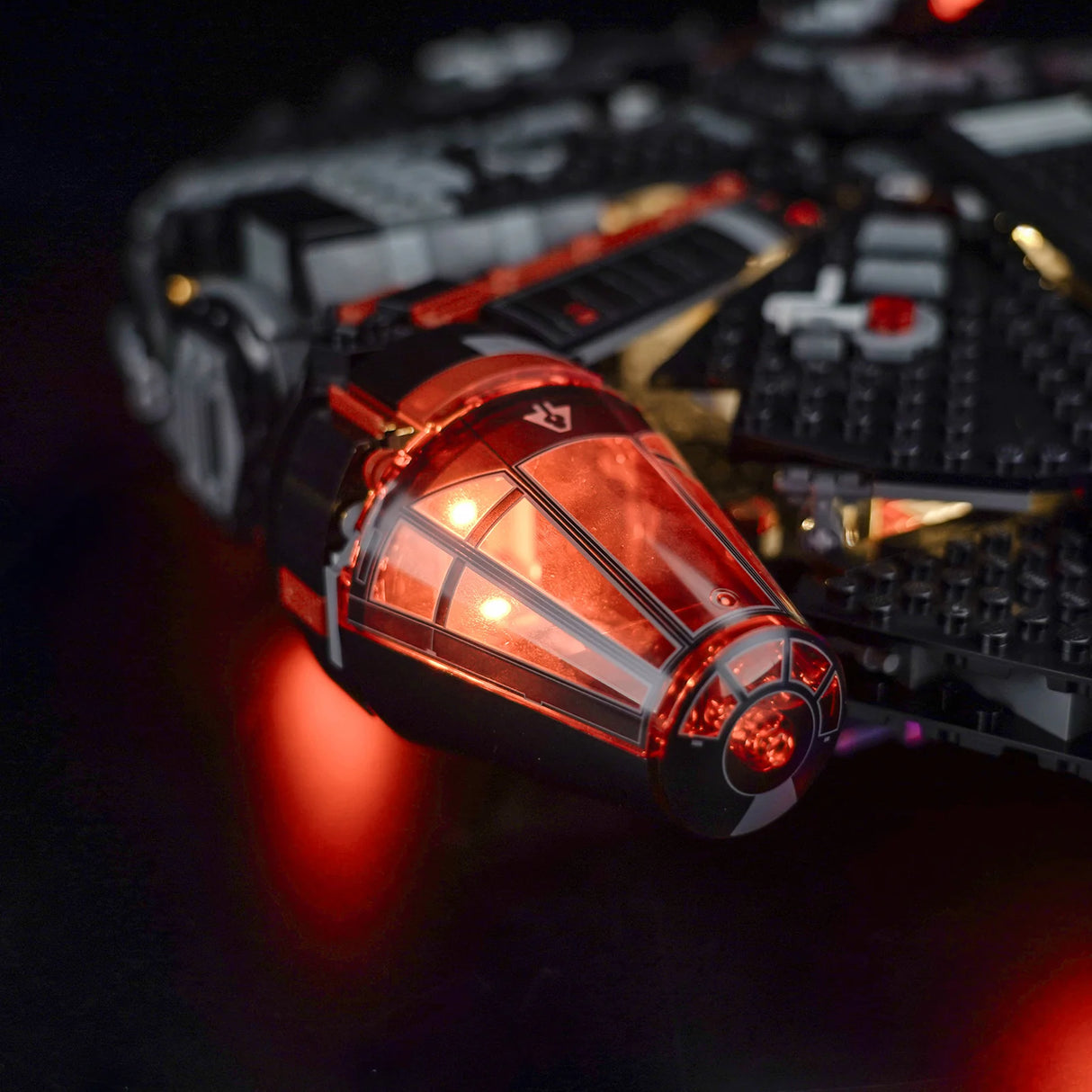 Beleuchtetes rotes Cockpit eines Lego Raumschiffs vor dunklem Hintergrund