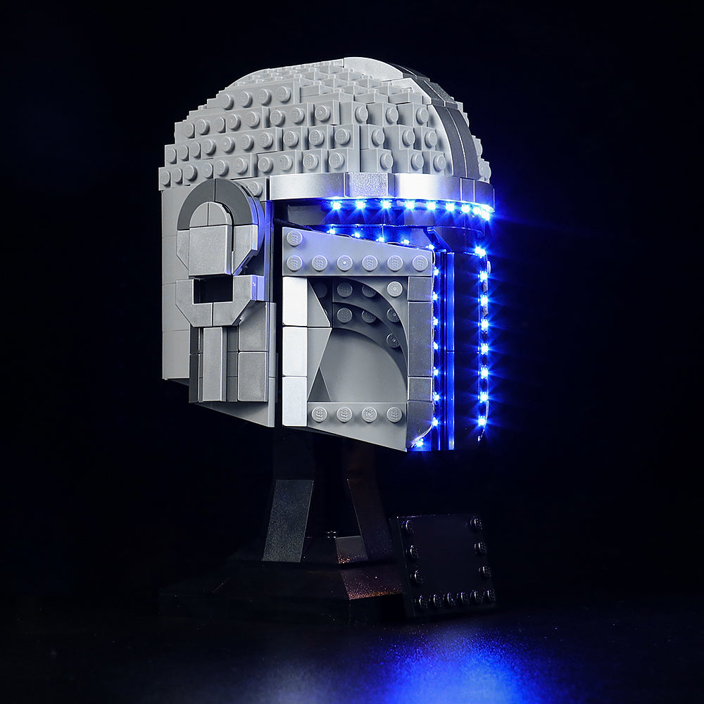 Lego Mandalorian Helm mit blauer LED Beleuchtung vor schwarzem Hintergrund