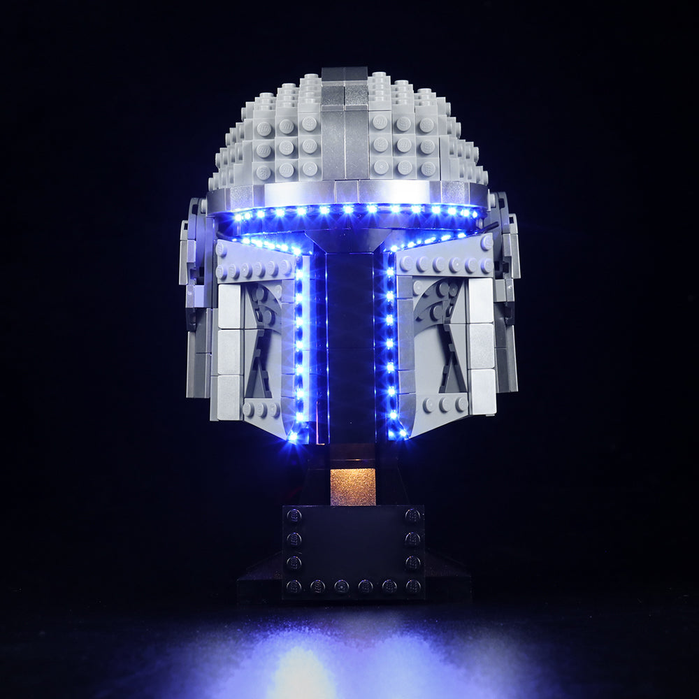 Lego Mandalorian Helm mit blauer LED Beleuchtung vor schwarzem Hintergrund