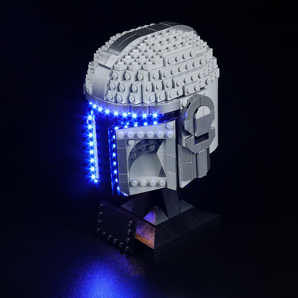 Grauer Lego Helm mit blauer LED Beleuchtung vor schwarzem Hintergrund