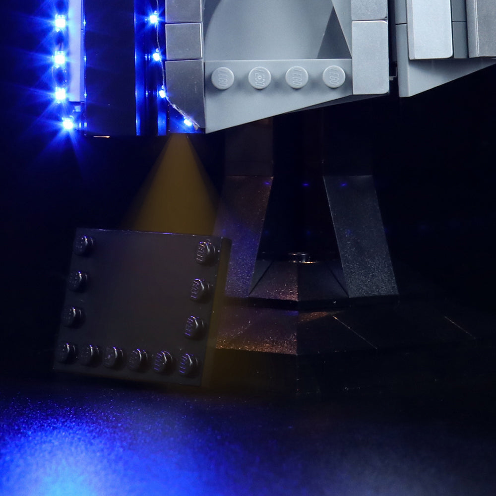 Detailansicht eines beleuchteten Lego Modells auf einem schwarzen Sockel