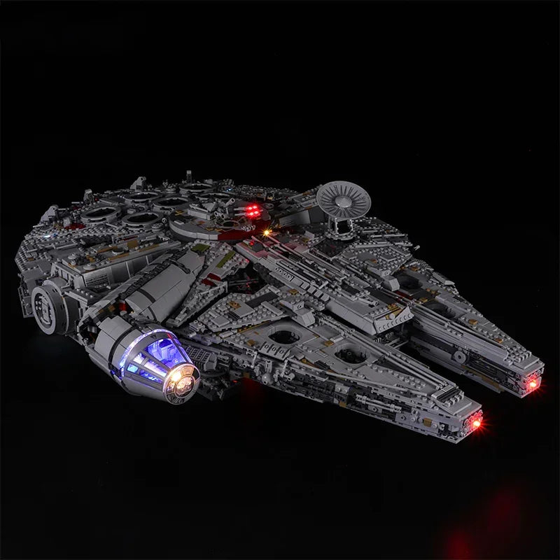 Beleuchtetes Lego Modell des Millennium Falken vor schwarzem Hintergrund