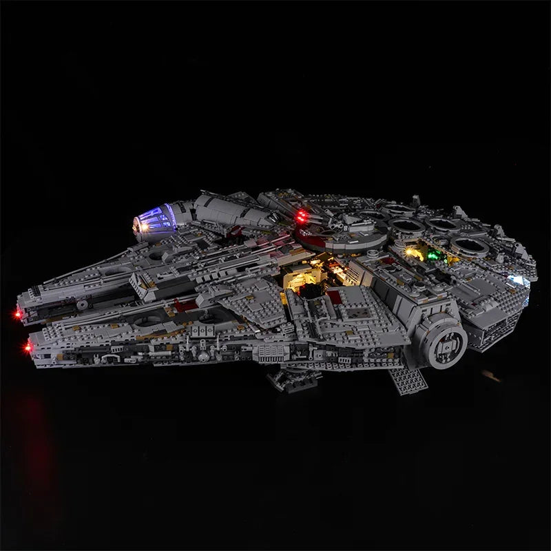 Beleuchtetes Lego Modell des Millennium Falken vor schwarzem Hintergrund