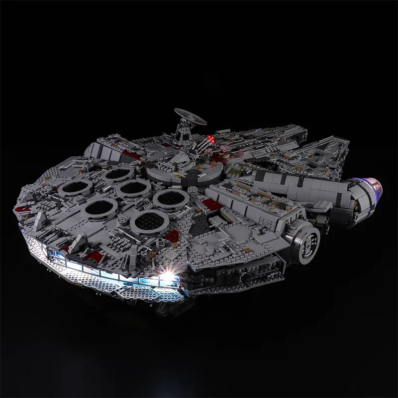 Beleuchtetes Lego Modell des Millennium Falken vor schwarzem Hintergrund