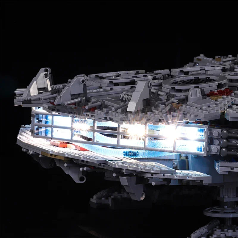 Beleuchtetes Hecktriebwerk eines Lego Millennium Falcon Modells vor schwarzem Hintergrund